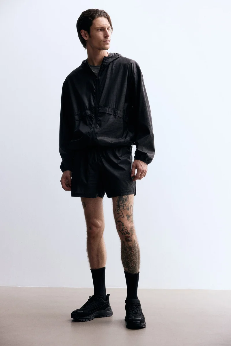 اتش اند ام شورت ركض قصير من نسيج دراي موف